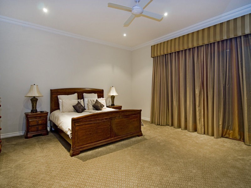 8 Knightsbridge Parade East, Sovereign Islands QLD 4216