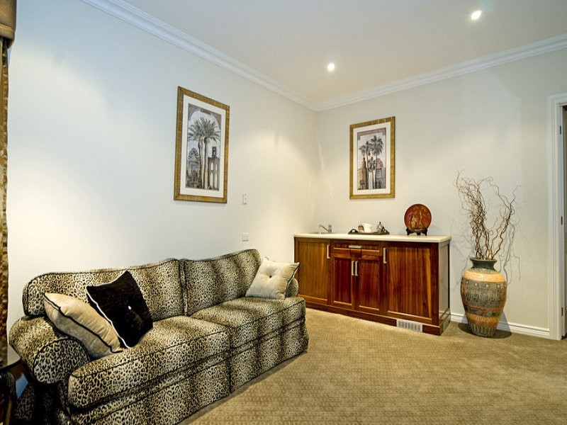 8 Knightsbridge Parade East, Sovereign Islands QLD 4216