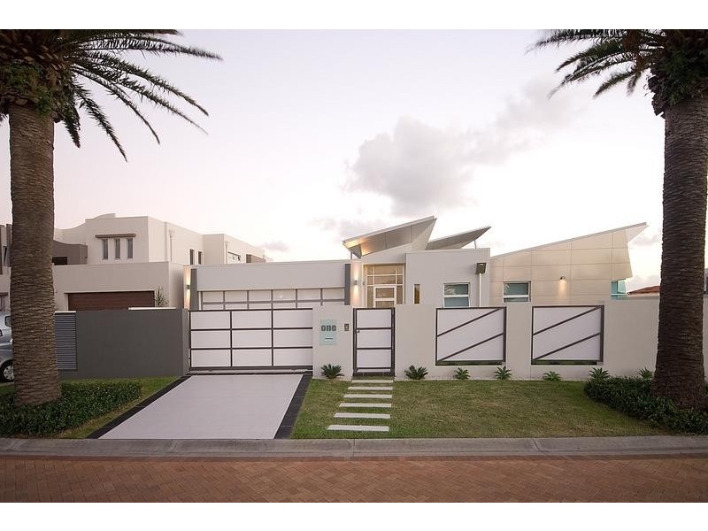 1 Royal Albert Crescent, Sovereign Islands QLD 4216