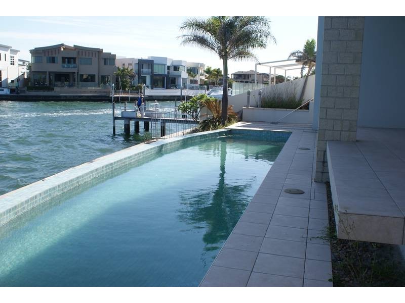 Sovereign Islands QLD 4216