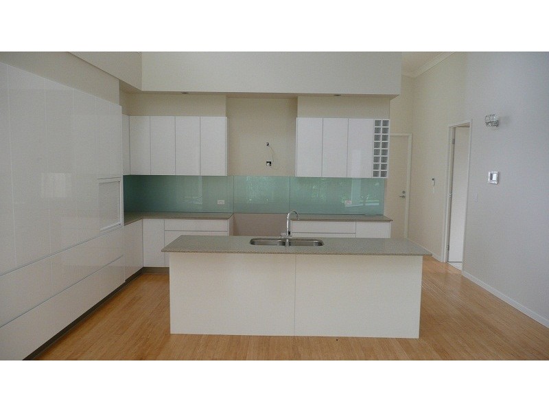8 RHODIUM CR, Hope Island QLD 4212