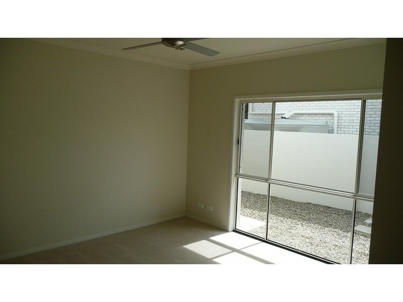 8 RHODIUM CR, Hope Island QLD 4212