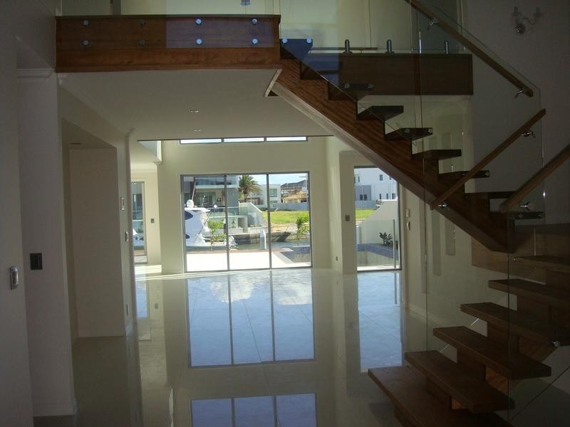 Knightsbridge Pde, Paradise Point QLD 4216