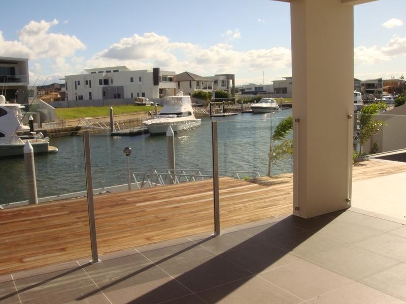 Knightsbridge Pde, Paradise Point QLD 4216