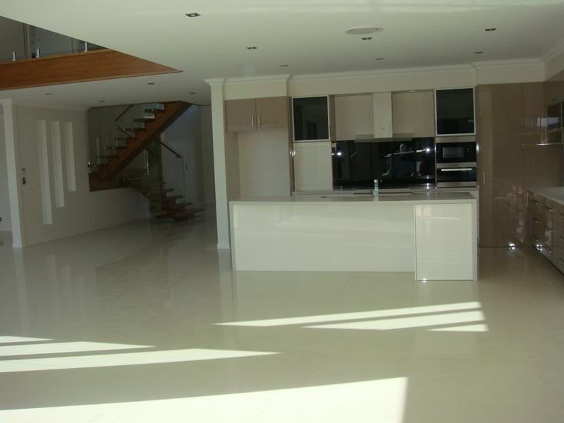 Knightsbridge Pde, Paradise Point QLD 4216