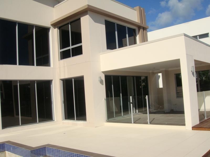 Knightsbridge Pde, Paradise Point QLD 4216