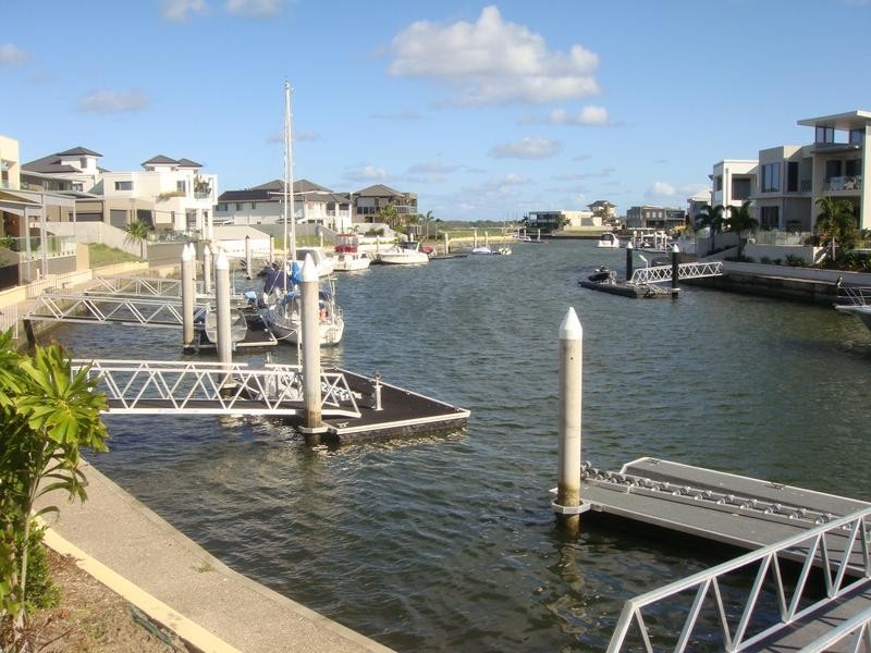 Knightsbridge Pde, Paradise Point QLD 4216