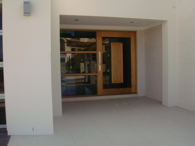 Knightsbridge Pde, Paradise Point QLD 4216