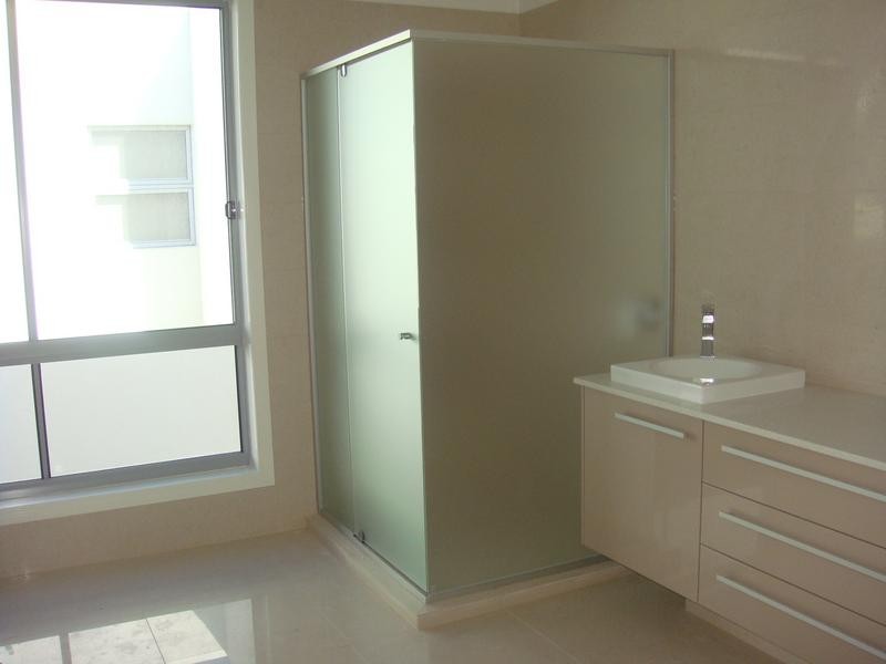 Knightsbridge Pde, Paradise Point QLD 4216