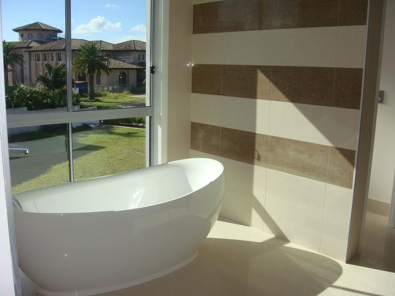 Knightsbridge Pde, Paradise Point QLD 4216