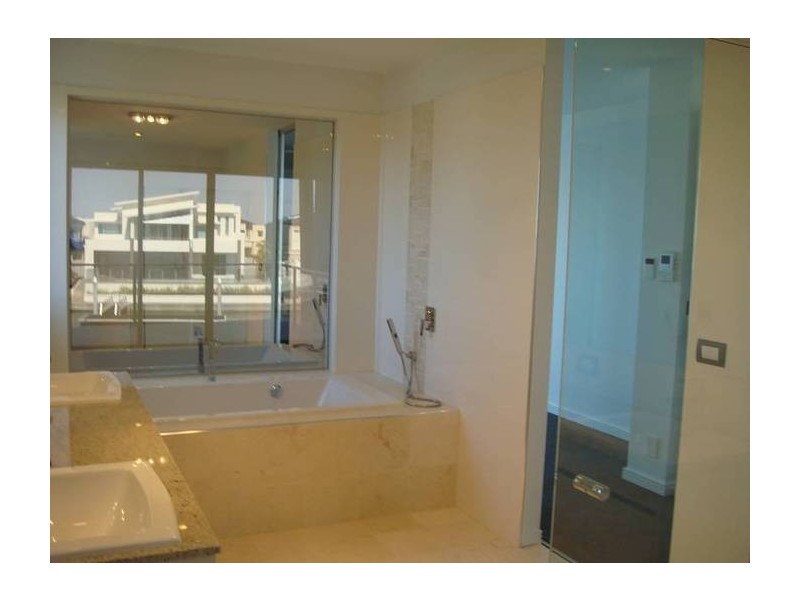 16 Regent Ct, Sovereign Islands QLD 4216