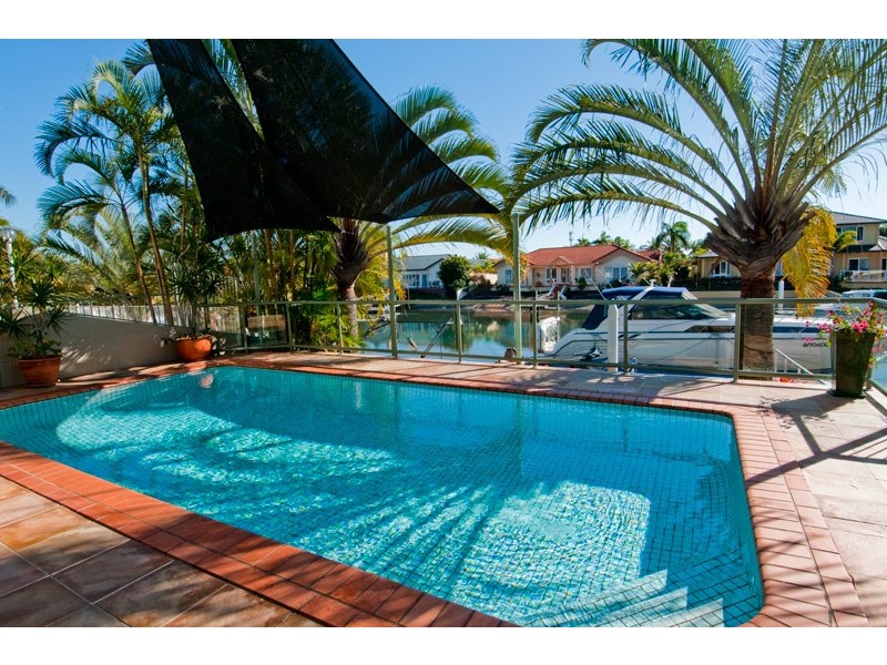10 Folkstone PL, Runaway Bay QLD 4216