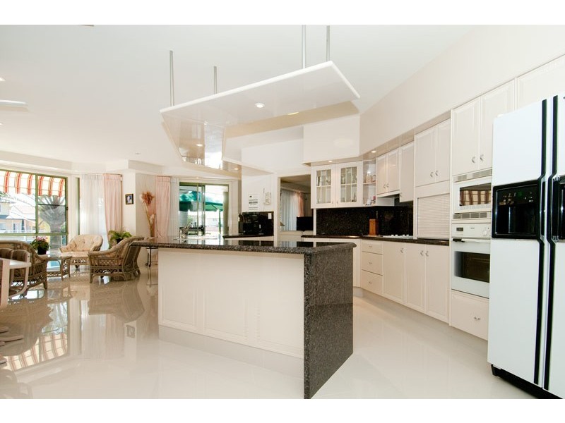 10 Folkstone PL, Runaway Bay QLD 4216