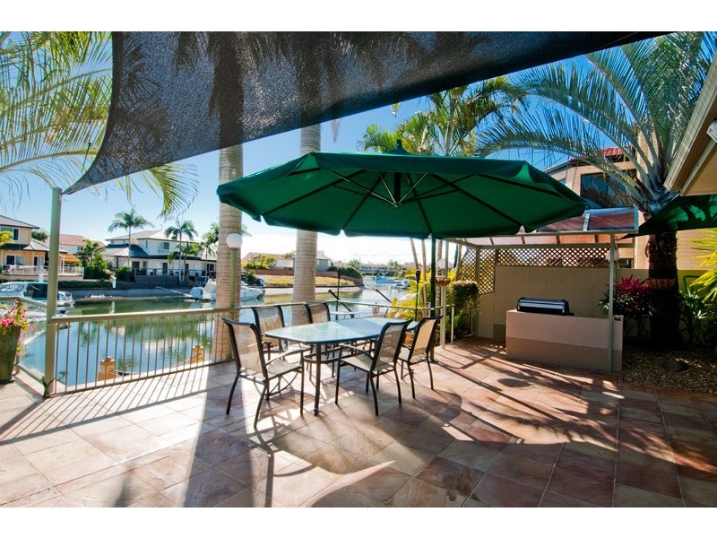 10 Folkstone PL, Runaway Bay QLD 4216
