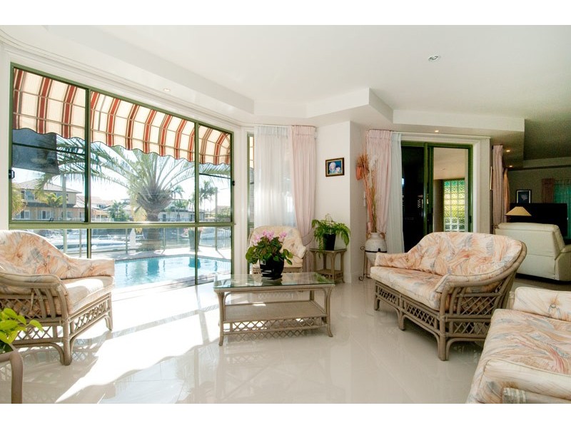 10 Folkstone PL, Runaway Bay QLD 4216