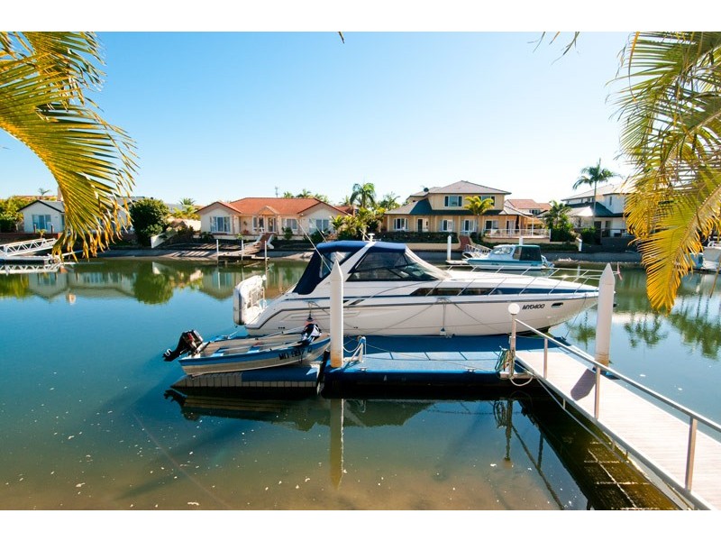 10 Folkstone PL, Runaway Bay QLD 4216