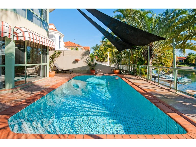 10 Folkstone PL, Runaway Bay QLD 4216