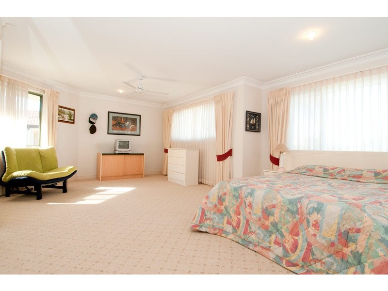 10 Folkstone PL, Runaway Bay QLD 4216
