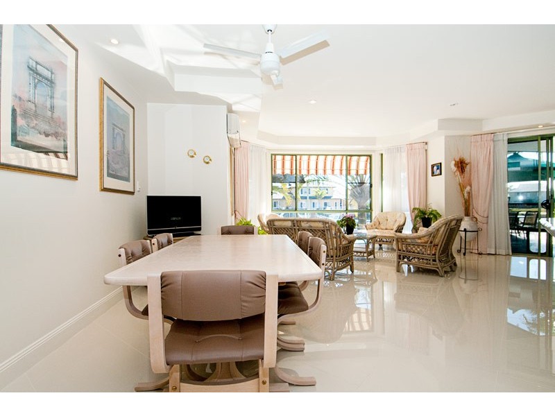10 Folkstone PL, Runaway Bay QLD 4216