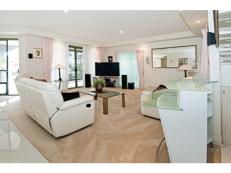 10 Folkstone PL, Runaway Bay QLD 4216