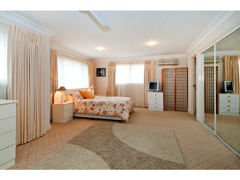 10 Folkstone PL, Runaway Bay QLD 4216