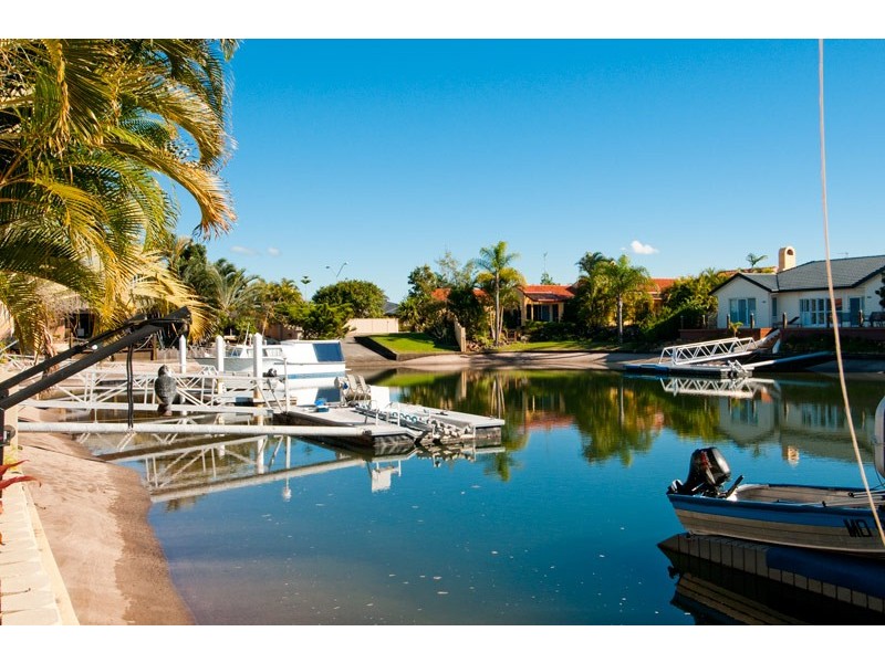 10 Folkstone PL, Runaway Bay QLD 4216