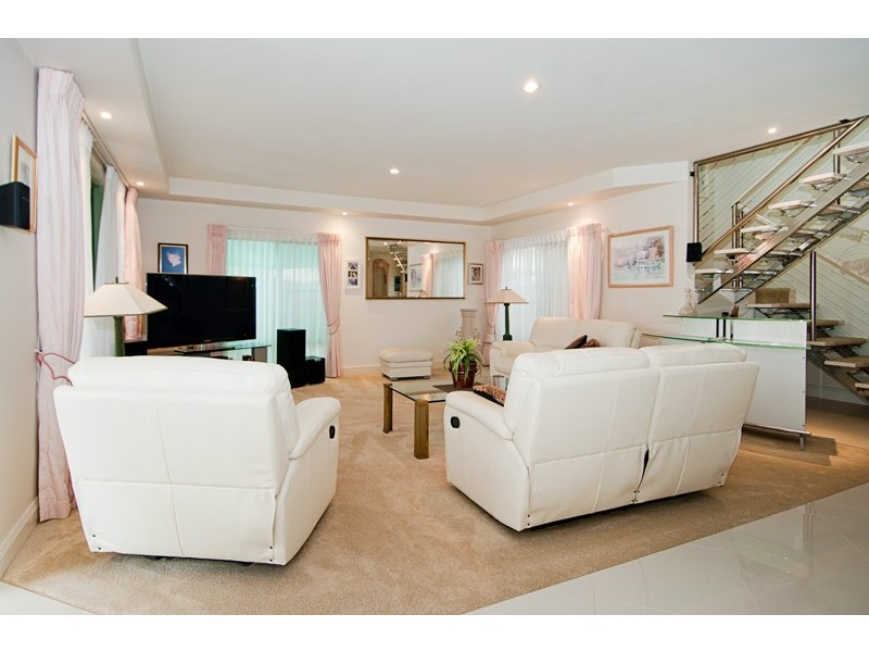 10 Folkstone PL, Runaway Bay QLD 4216