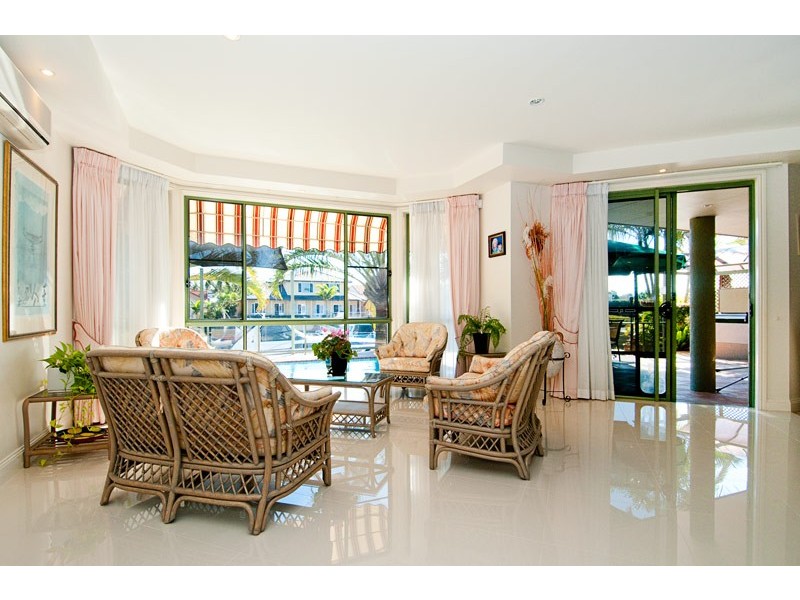 10 Folkstone PL, Runaway Bay QLD 4216