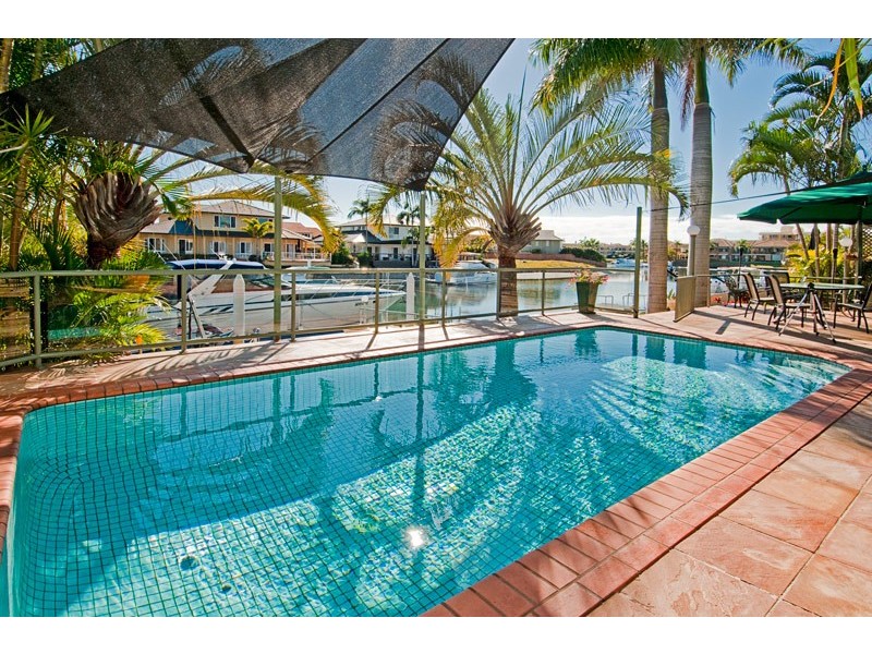10 Folkstone PL, Runaway Bay QLD 4216