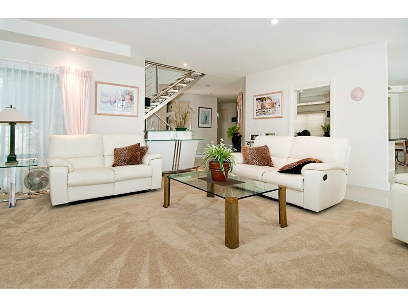 10 Folkstone PL, Runaway Bay QLD 4216