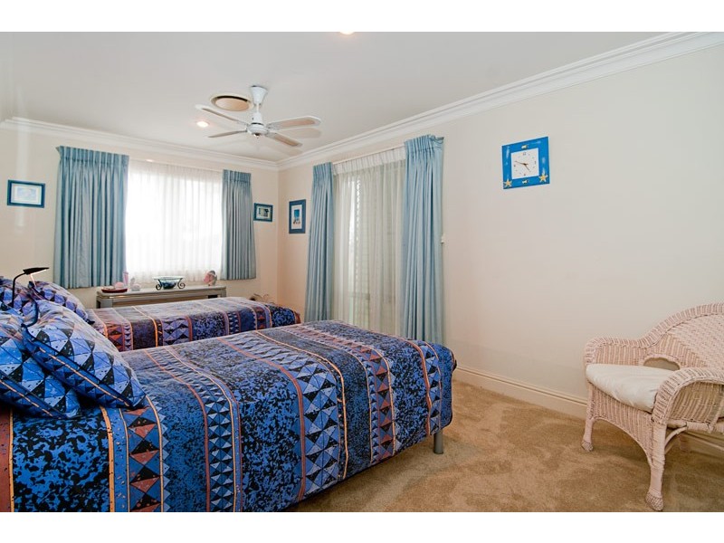 10 Folkstone PL, Runaway Bay QLD 4216