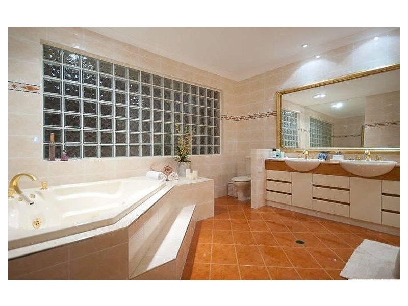 20 Kavieng CT, Runaway Bay QLD 4216