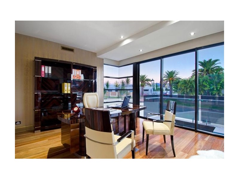 4 King Charles, Sovereign Islands QLD 4216