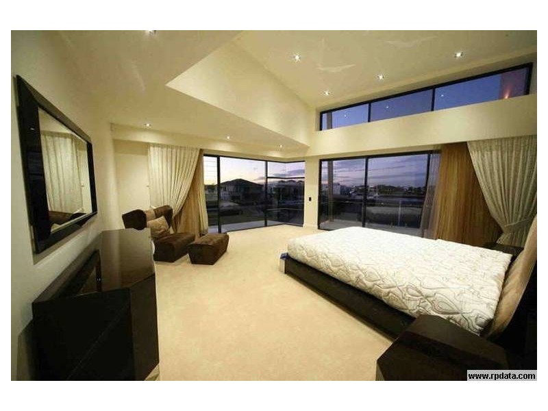 4 King Charles, Sovereign Islands QLD 4216