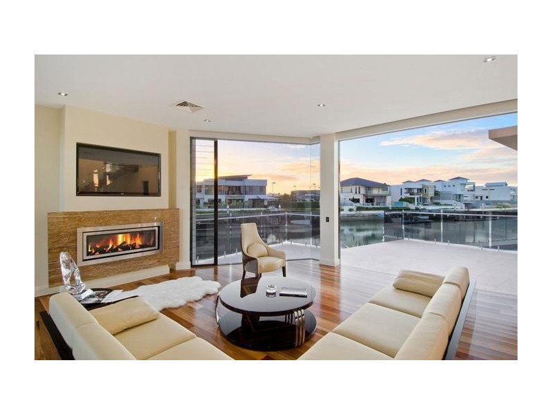 4 King Charles, Sovereign Islands QLD 4216
