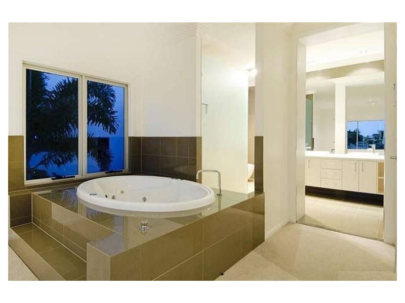 25 KNIGHTSBRIDGE PDE EAST, Sovereign Islands QLD 4216