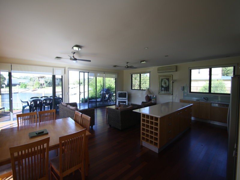 5 DOEBLIEN DR, Paradise Point QLD 4216