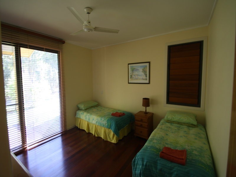 5 DOEBLIEN DR, Paradise Point QLD 4216