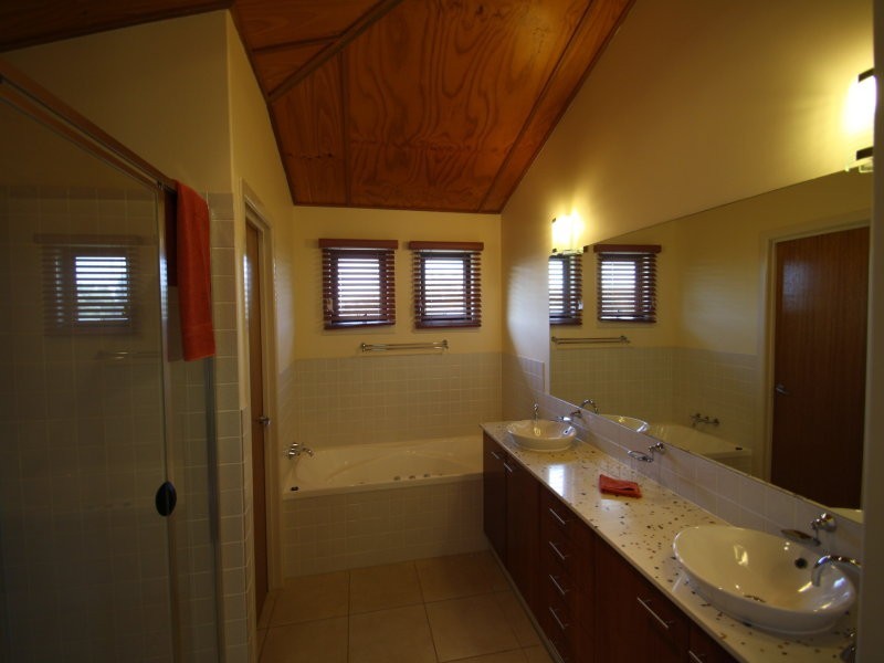 5 DOEBLIEN DR, Paradise Point QLD 4216