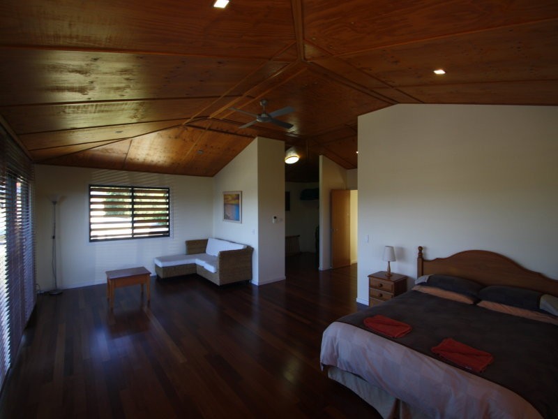 5 DOEBLIEN DR, Paradise Point QLD 4216