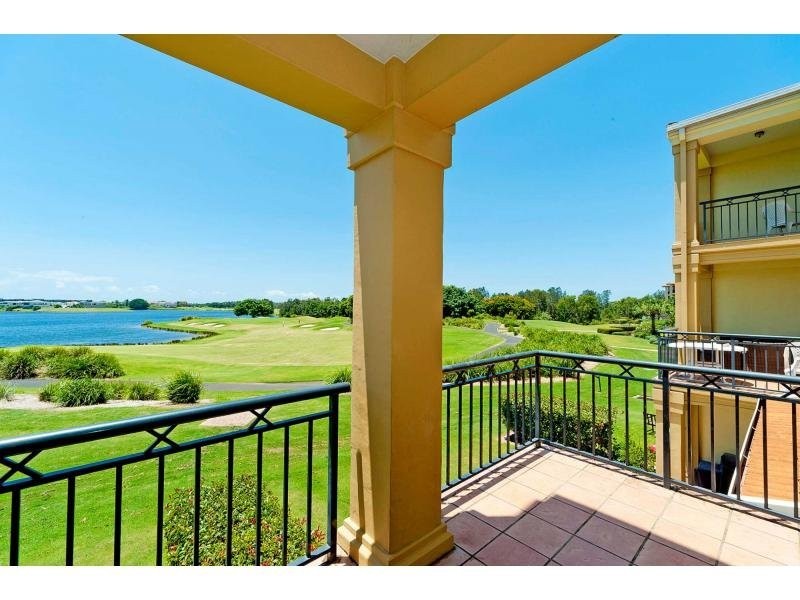 8341 Magnolia Dr, Hope Island QLD 4212