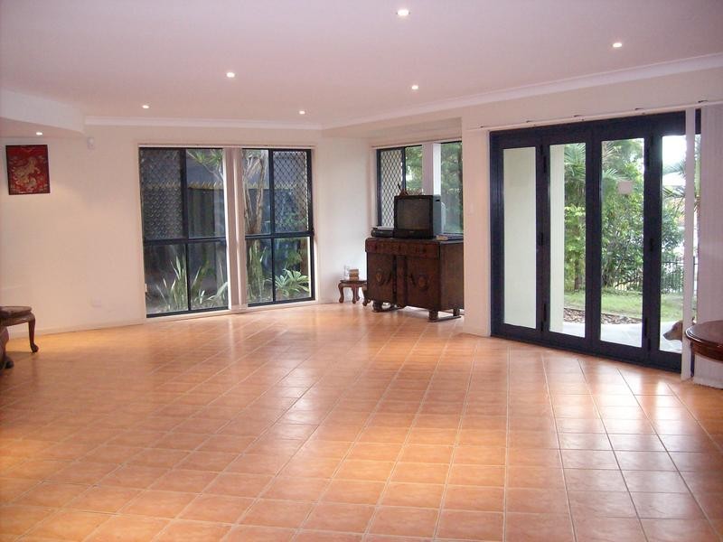 00 T E Peters, Broadbeach Waters QLD 4218
