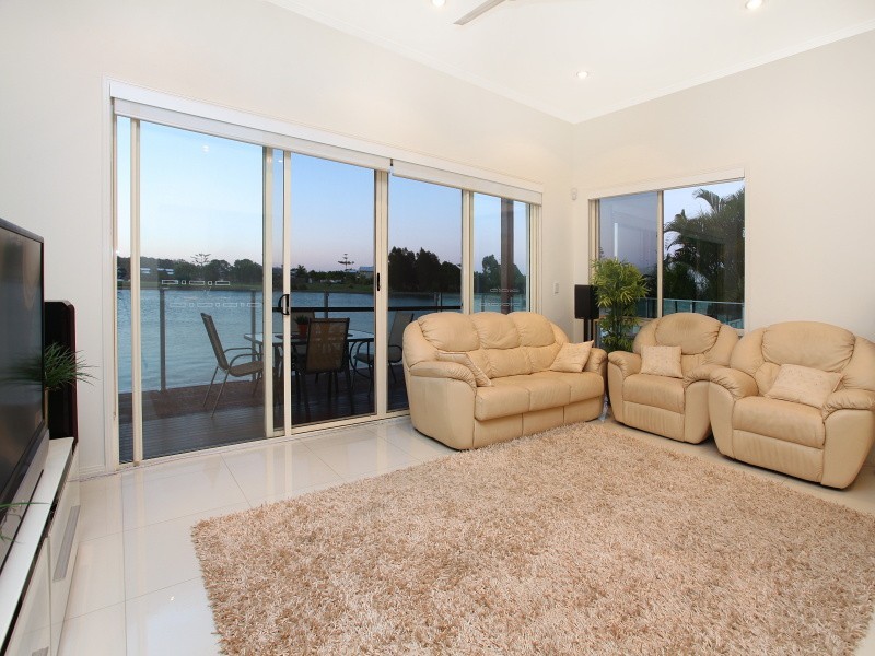 2/179 Lae Drive, Runaway Bay QLD 4216