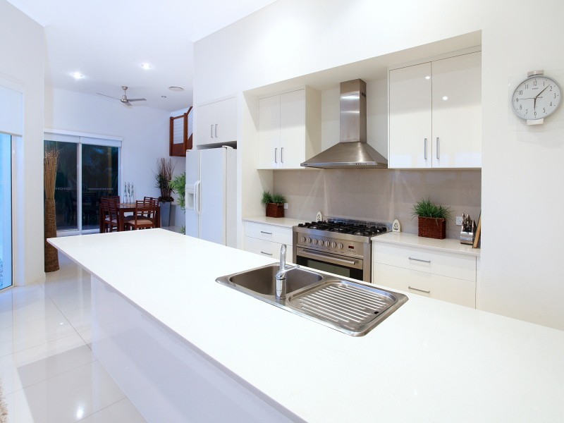 2/179 Lae Drive, Runaway Bay QLD 4216