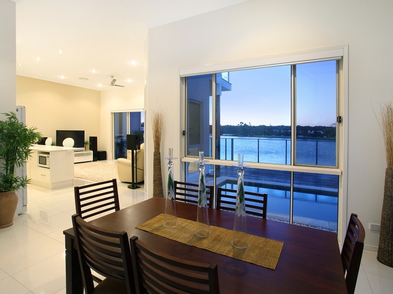 2/179 Lae Drive, Runaway Bay QLD 4216