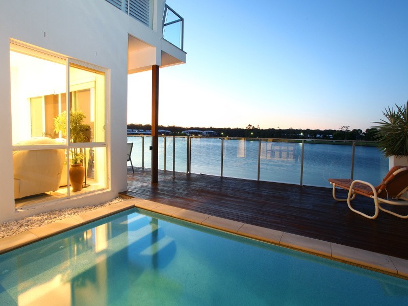 2/179 Lae Drive, Runaway Bay QLD 4216
