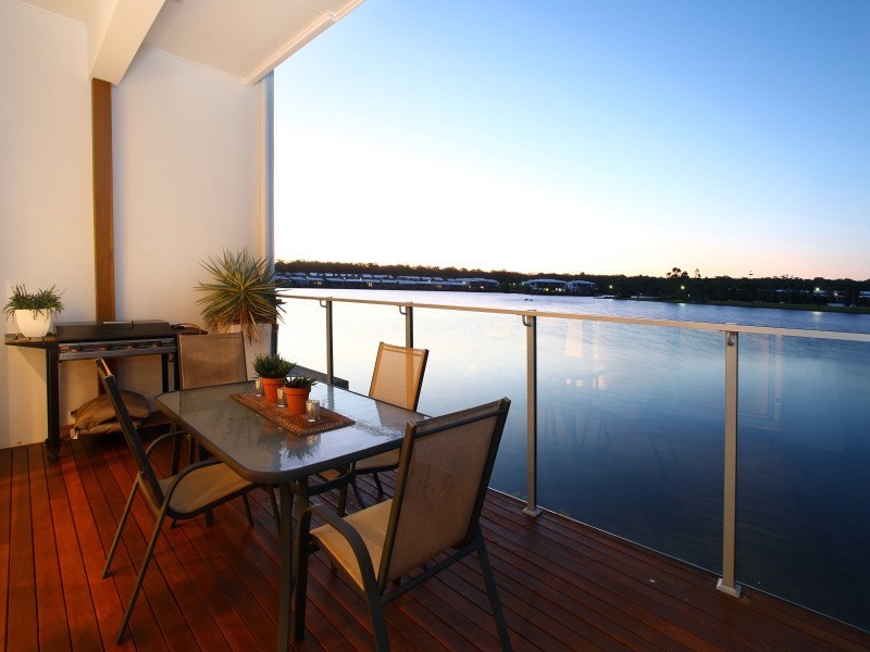 2/179 Lae Drive, Runaway Bay QLD 4216