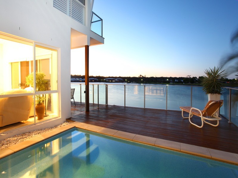2/179 Lae Drive, Runaway Bay QLD 4216