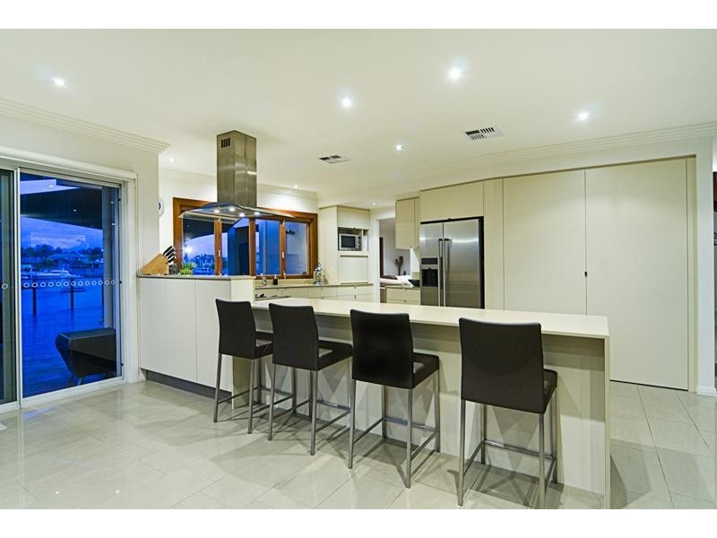 62 Midnight Ct, Runaway Bay QLD 4216