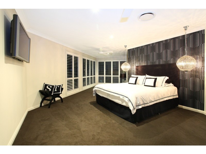 8 Kensington Mews, Sovereign Islands QLD 4216